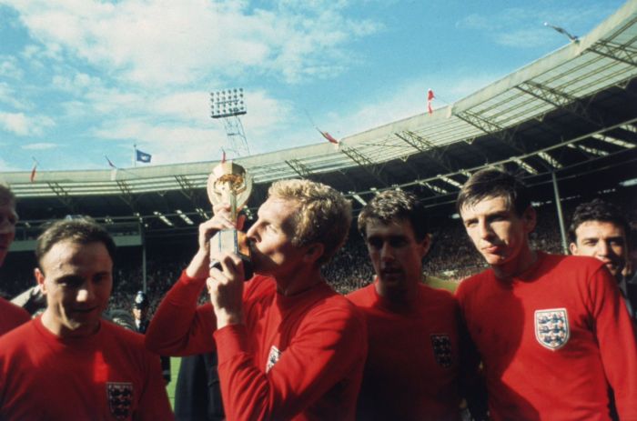 Jogadores da Inglaterra com a taça Jules Rimet em 1966