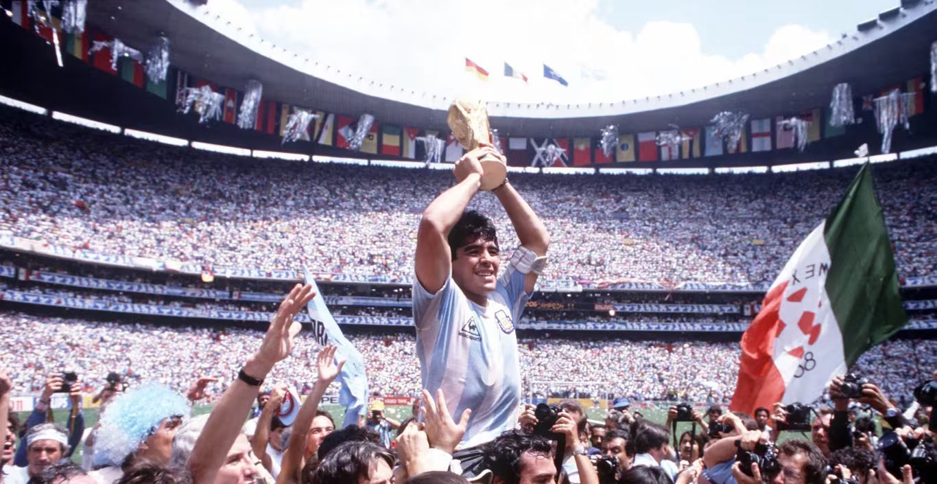 Bola do gol ‘Mão de Deus’, de Maradona, é vendida por R$ 17,5 milhões em leilão