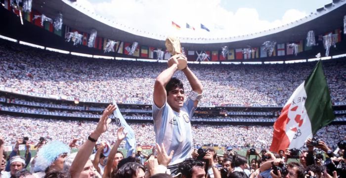 Maradona levanta taça de campeão da Copa do Mundo de 1986