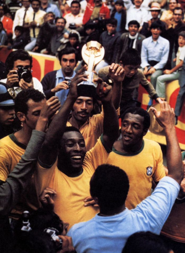 Pelé com a taça Jules Rimet em 1970