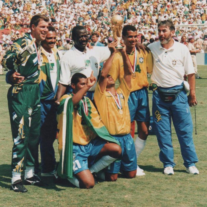 Seleção Brasileira com a taça da Copa do Mundo de 1994