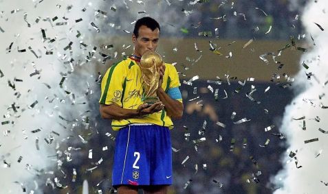 Cafu com a taça da Copa do Mundo em 2002