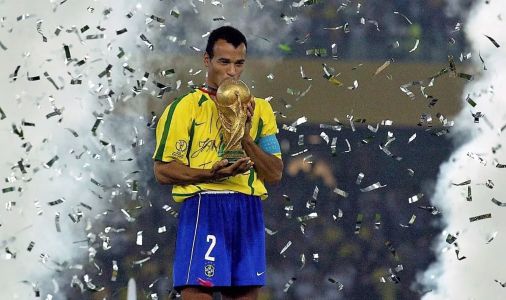 Cafu com a taça da Copa do Mundo em 2002