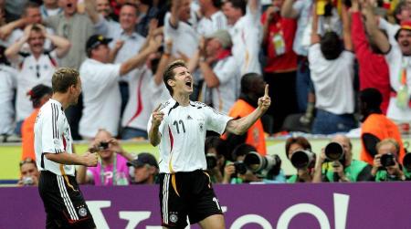 Klose comemora gol pela Alemanha na Copa do Mundo de 2006 • Reprodução/X Alemanha