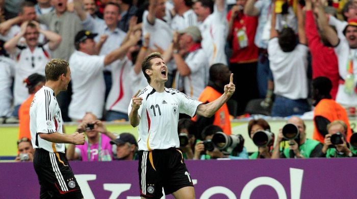 Klose comemora gol pela Alemanha na Copa do Mundo de 2006