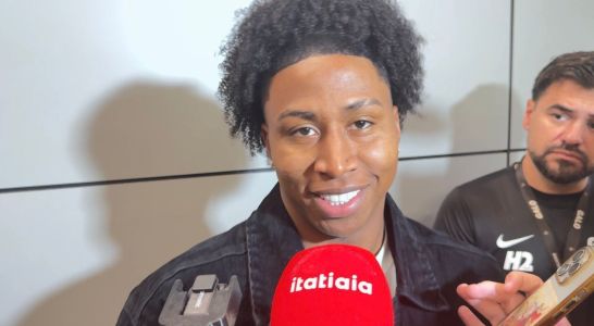 Ángelo Preciado, reforço do Atlético, em desembarque no Aeroporto de Confins