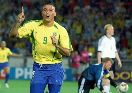 Ronaldo comemora gol do penta da Copa do Mundo em 2002