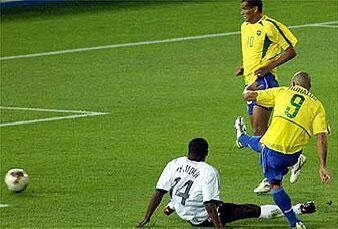 Ronaldo faz o gol do penta da Copa do Mundo em 2002