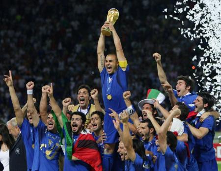 Jogadores da Itália levantam taça da Copa do Mundo de 2006