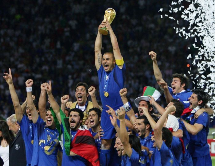 Jogadores da Itália levantam taça da Copa do Mundo de 2006