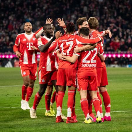 Jogadores do Bayern de Munique celebram gol sobre o Wolfsburg pela Bundesliga