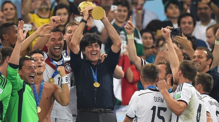 Joachim Low levanta taça da Copa do Mundo de 2014