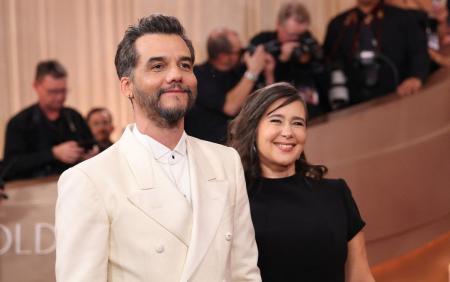 Wagner Moura chegou acompanhado da esposa ao Globo de Ouro 2026, onde disputa o troféu de Melhor Ator em Filme de Drama