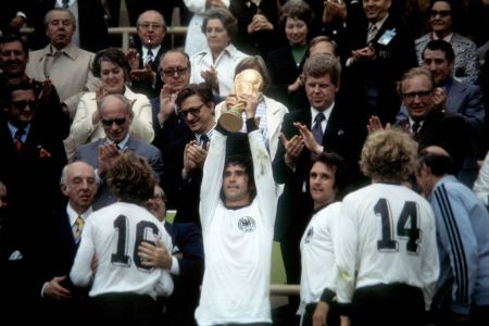 Müller ergue a taça de campeã da Alemanha na Copa do Mundo de 1974