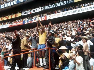 Carlos Alberto Torres ergue a taça Jules Rimet em 1970