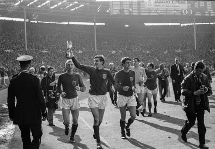 Hurst com a taça Jules Rimet, da Copa do Mundo de 1966