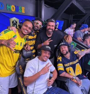 Vitor Roque e Neymar assistem juntos ao jogo do Brasil na Kings League
