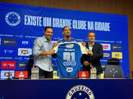 Chico da Costa (centro) foi apresentado como reforço do Cruzeiro