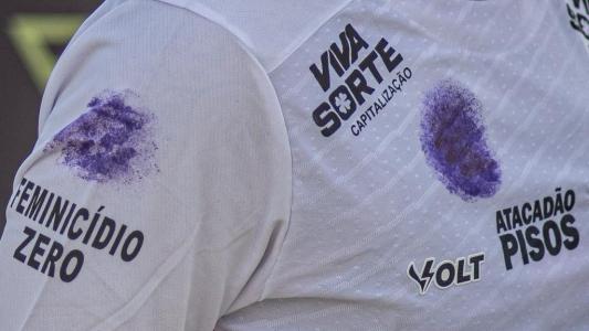 Camisa do Vitória com manchas roxas para campanha contra violência doméstica