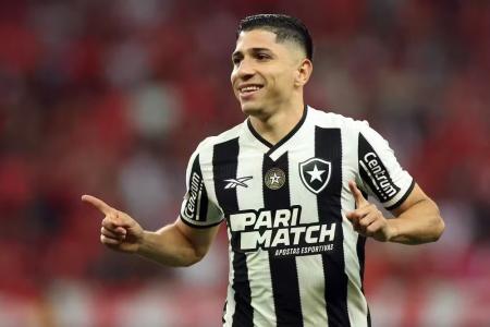 Savarino vai continuar no Botafogo neste momento