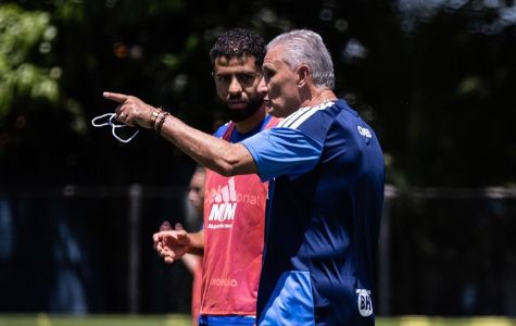 Tite dá instrução a João Marcelo durante treino do Cruzeiro