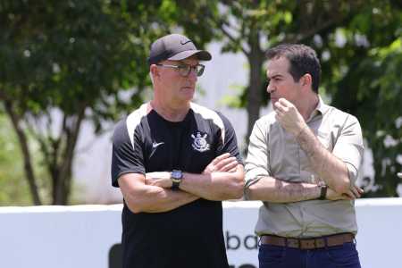 Dorival Júnior (técnico) e Marcelo Paz (executivo de futebol) no CT Joaquim Grava