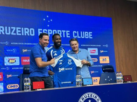 Gerson (ao centro da foto), ao lado de Pedro Lourenço e Pedro Junio, presidente e vice-presidente do Cruzeiro, respectivamente