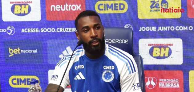 Gerson, do Cruzeiro, durante entrevista de apresentação ao clube