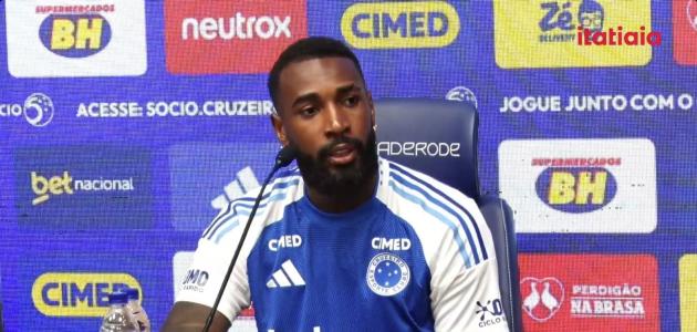 Gerson, do Cruzeiro, durante entrevista de apresentação ao clube