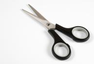 Como afiar tesouras em casa com truque simples e sem ferramentas especiais