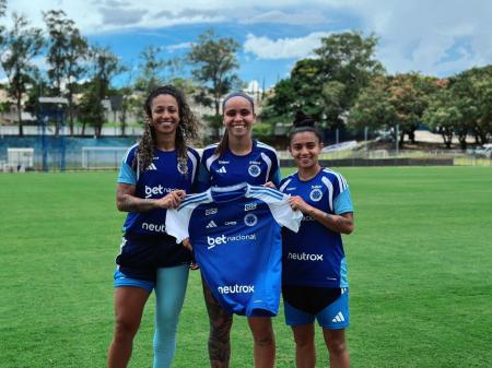Jogadoras do Cruzeiro com camisa do time feminino
