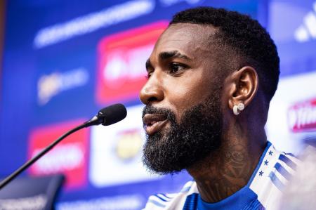Gerson em entrevista de apresentação pelo Cruzeiro