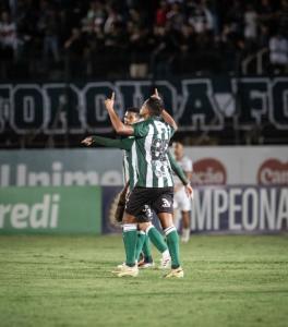Pedro Rocha comemora gol marcado sobre o Maringá, pelo Paranaense