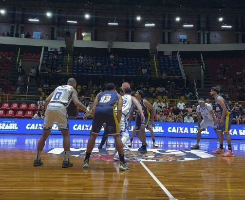 NBB: duelo entre Mogi Basquete e Cruzeiro é paralisado e suspenso por motivo inusitado
