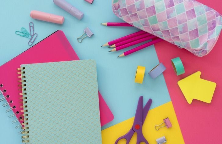 DIY para as aulas: aprenda como personalizar cadernos e estojos gastando pouco