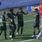 Com um a mais e gol contra, América bate Democrata-GV e vence segunda no Mineiro
