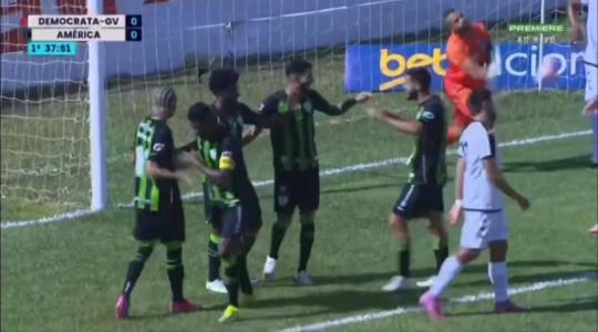 Jogadores do América comemoram gol em Valadares