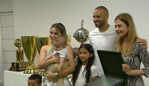 Weverton é homenageado pela presidente do Palmeiras, Lela Pereira