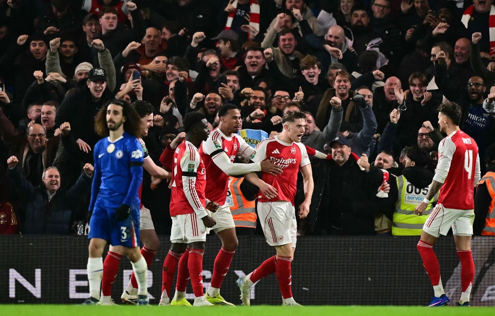 Em jogo de cinco gols, Arsenal bate Chelsea e sai na frente nas semis da Copa da Liga