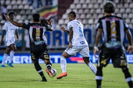 Cruzeiro e Democrata-GV jogaram na Arena do Jacaré, em Sete Lagoas-MG, no Campeonato Mineiro de 2025