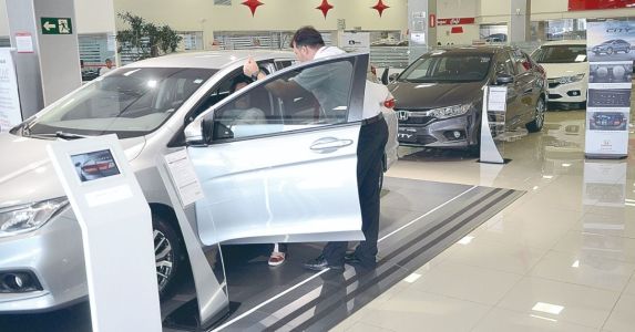 As concessionárias projetam um avanço mais moderado nas vendas de veiculos novos neste ano