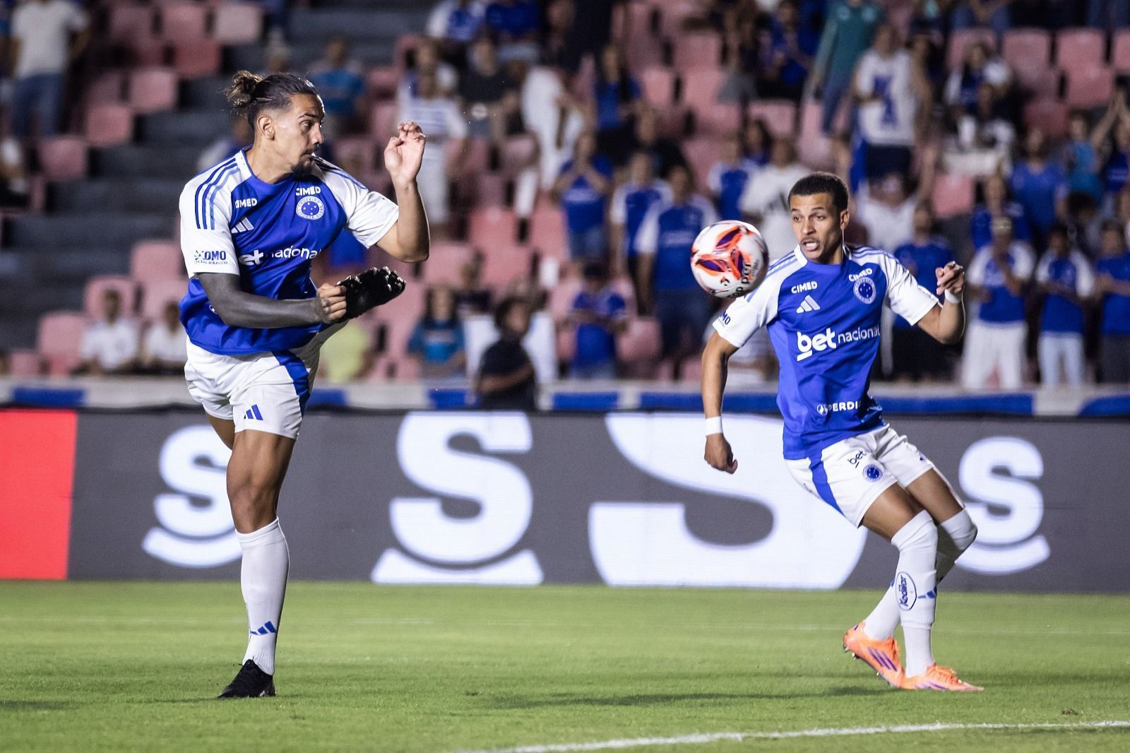Chico da Costa mostra credenciais e ganha elogios de Tite em estreia pelo Cruzeiro