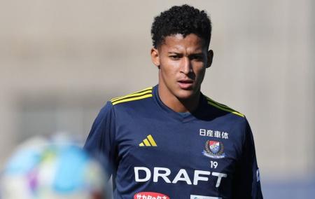 Tevis durante treino pelo Yokohama Marinos-JAP