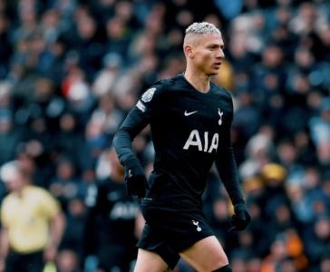Richarlison, atacante do Tottenham, sofreu uma grave lesão na coxa