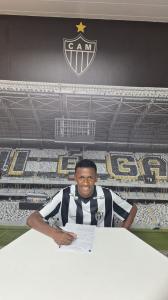 Alex Araujo assina primeiro contrato profissional com o Atlético