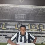 Promessa do Atlético assina contrato profissional com multa de R$ 62 milhões