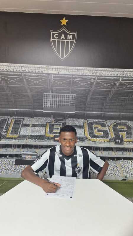 Alex Araujo assina primeiro contrato profissional com o Atlético