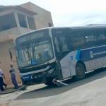 Ônibus é atingido por caminhão conduzido por motorista inabilitado em Montes Claros