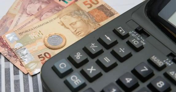 Levantamento também revela que 75,7% das famílias com renda de até 10 salários mínimos possuem contas em atraso
