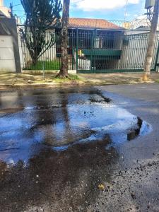 Moradores reclamam de vazamentos de água na Região Centro-Sul de BH